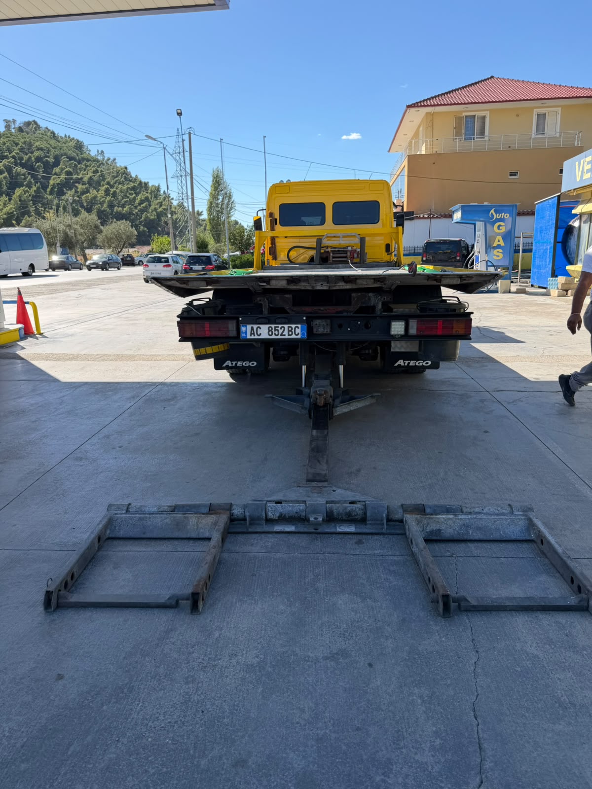 Karrotrec Beno duke transportuar automjet